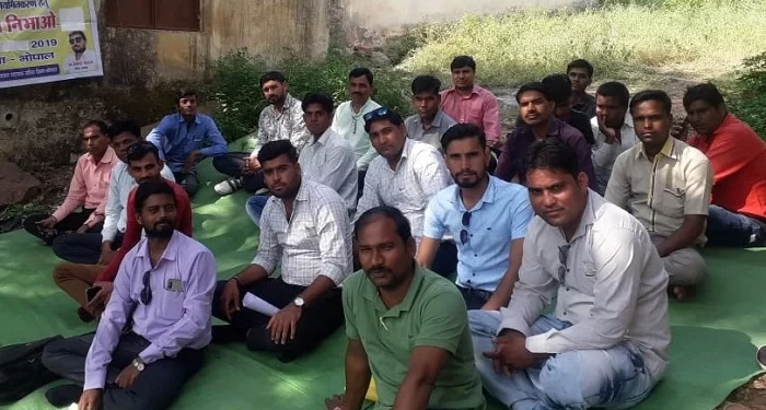 Gram Rojgar Sahayak (GRS) under contract